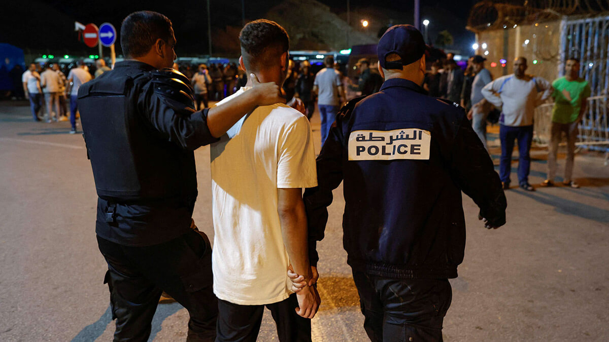 <p>Miembros de la policía de Marruecos arrestan a un hombre mientras se despliegan para evitar cruces ilegales de la valla fronteriza terrestre con el enclave africano español de Ceuta, cerca de Fnideq en el norte de Marruecos el 15 de septiembre de 2024 - PHOTO/ AFP</p>