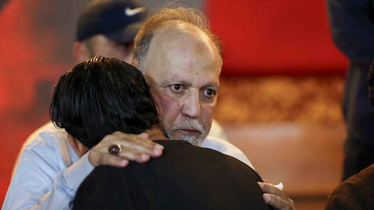 <p>Ali Ammar, miembro de Hezbolá en el parlamento libanés, acepta las condolencias por su hijo, que murió en la detonación de buscapersonas por la que Hezbolá culpó a Israel - REUTERS/MOHAMED AZAKIR </p>