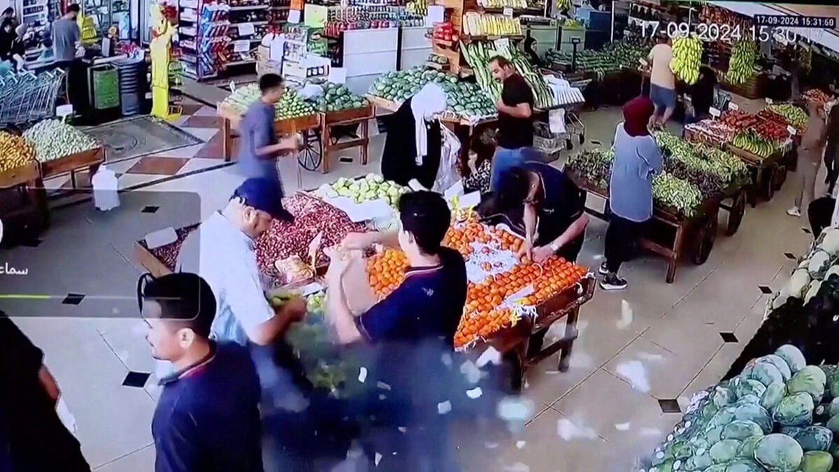 <p>Explota el bolso de un hombre en un supermercado en Beirut, Líbano, el 17 de septiembre de 2024 - PHOTO/REDES SOCIALES </p>