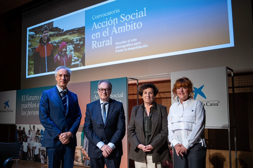 <p>El director de CaixaForum Zaragoza, Ricardo Alfós, el subdirector general de la Fundación ”la Caixa”, Marc Simón, la directora del Área de Relaciones con Entidades Sociales de la Fundación ”la Caixa”, Joana Prats, y la delegada territorial de Aragón de la Fundación ”la Caixa”, Alejandra Usón, durante la presentación a entidades sociales de la nueva convocatoria en CaixaForum Zaragoza - PHOTO/ © Fundación ”la Caixa” </p>