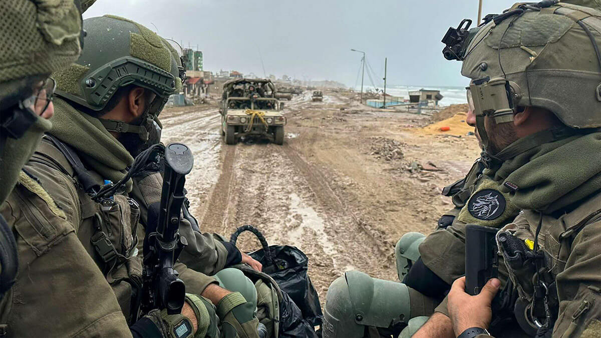 <p>Esta fotografía difundida por el Ejército israelí muestra tropas sobre el terreno en el norte de la Franja de Gaza - PHOTO/ EJÉRCITO ISRAELÍ </p>
