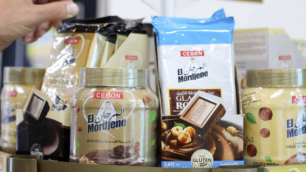 Crema argelina de chocolate y avellanas El Mordjene, a la venta en Argel, el 15 de septiembre de 2024 - PHOTO/ AFP