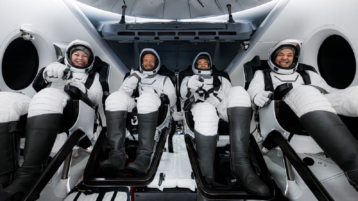 Los cuatro integrantes de la misión Polaris Dawn en su vuelo de retorno a la Tierra tras haber logrado la proeza de alcanzar una altura de 1.408,1 kilómetros y batir el record de 1.373 kilómetros que ostentaba la misión Géminis 11 - PHOTO/SpaceX