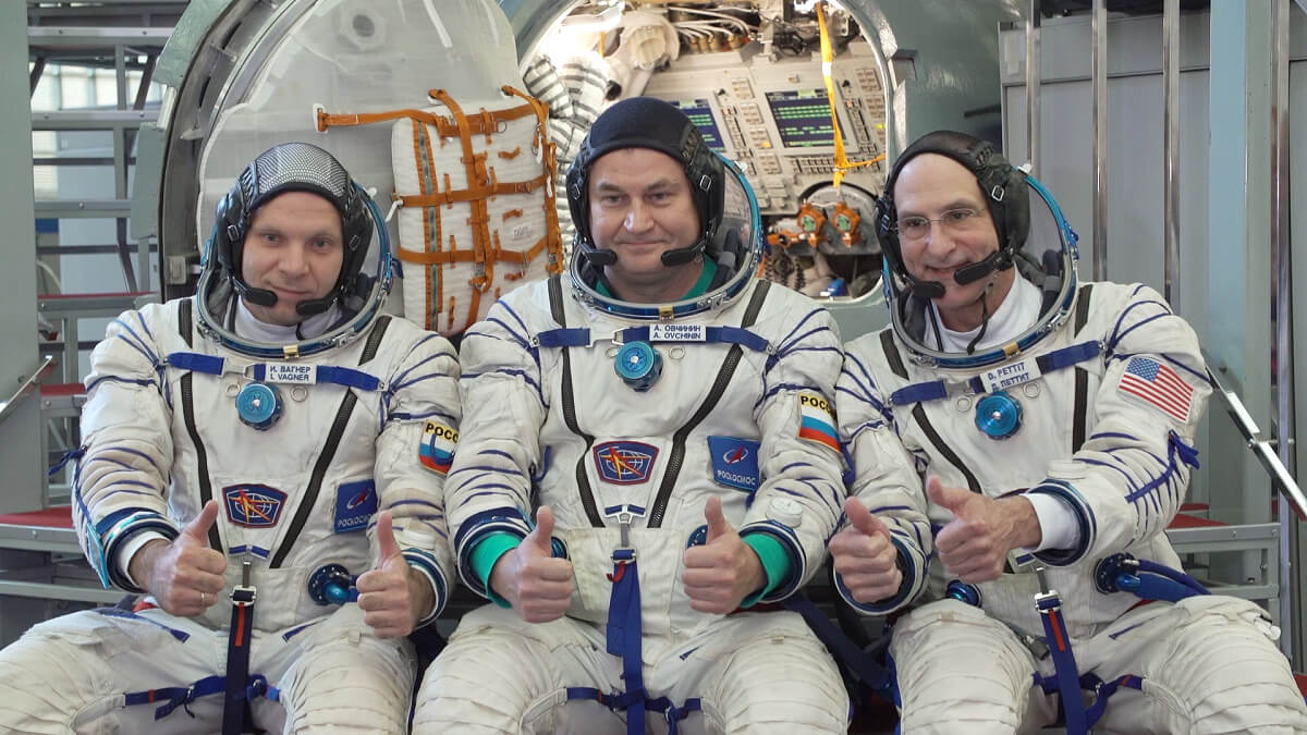 Los tres astronautas de la astronave Soyuz MS-26 que ya se encuentran a bordo de la ISS. De izquierda a derecha Iván Vagner, el comandante de la misión, Aleksey Ovchinin, y Donald Pettit - PHOTO/TspK-Roscosmos-NASA-JSC