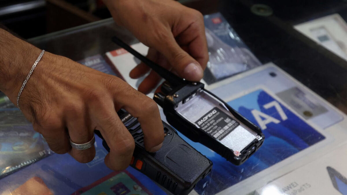 Walkie-talkie sin baterías en una tienda en Sidón, Líbano - REUTERS/Aziz Taherabicpjoto