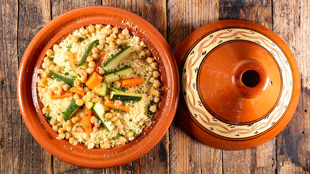 El cuscús es un plato hecho a base de sémola de trigo tradicional de la gastronomía del Magreb - PHOTO/<a target="_blank" data-cke-saved-href="https://depositphotos.com/es/?/" href="https://depositphotos.com/es/?/">https://depositphotos.com/es/?/</a>