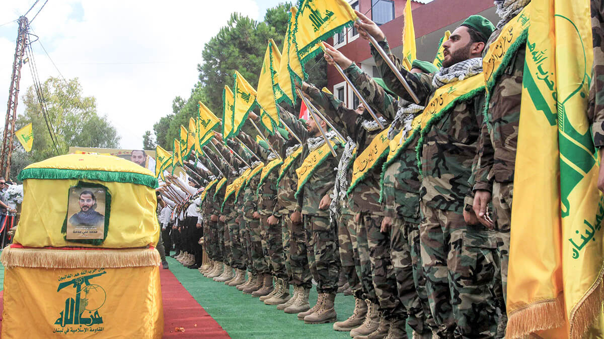 Miembros del movimiento chiita libanés Hezbollah saludan durante el funeral de un compañero que murió el día anterior por la explosión de un dispositivo de comunicación, en Adloun al sur de Tiro en el sur del Líbano el 19 de septiembre de 2024 - AFP/ MAHMOUD ZAYYAT