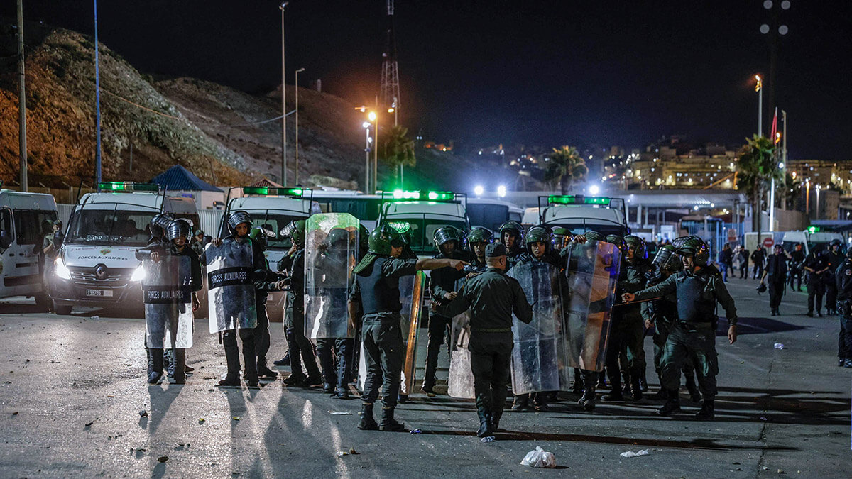 <p>Miembros de las Fuerzas Auxiliares de Marruecos se despliegan para impedir los cruces ilegales de la valla fronteriza terrestre con el enclave africano de España, Ceuta, cerca de Fnideq, en el norte de Marruecos - PHOTO/AFP </p>
