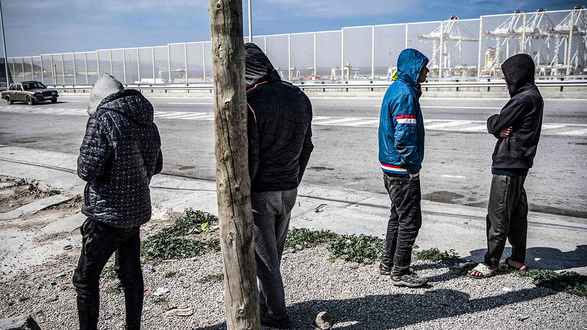 <p>Jóvenes marroquíes esperan una oportunidad para entrar en el puerto de Tánger Med, para intentar cruzar a España - AFP/ FADEL SENNA </p>