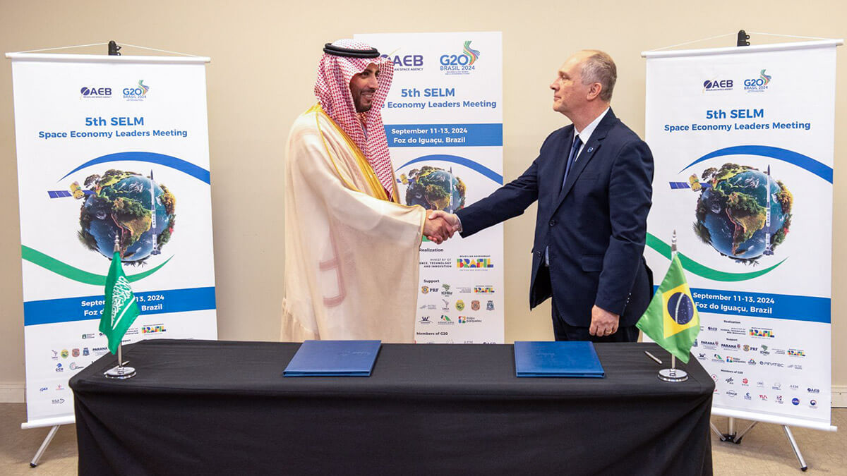 <p>El presidente de la Agencia Espacial de Brasil, Marco Antonio Chamon, y el responsable de su equivalente saudí, Mohamed bin Al Tamimi, sellan el reciente acuerdo de cooperación suscrito entre ambas instituciones - PHOTO/AEB</p>