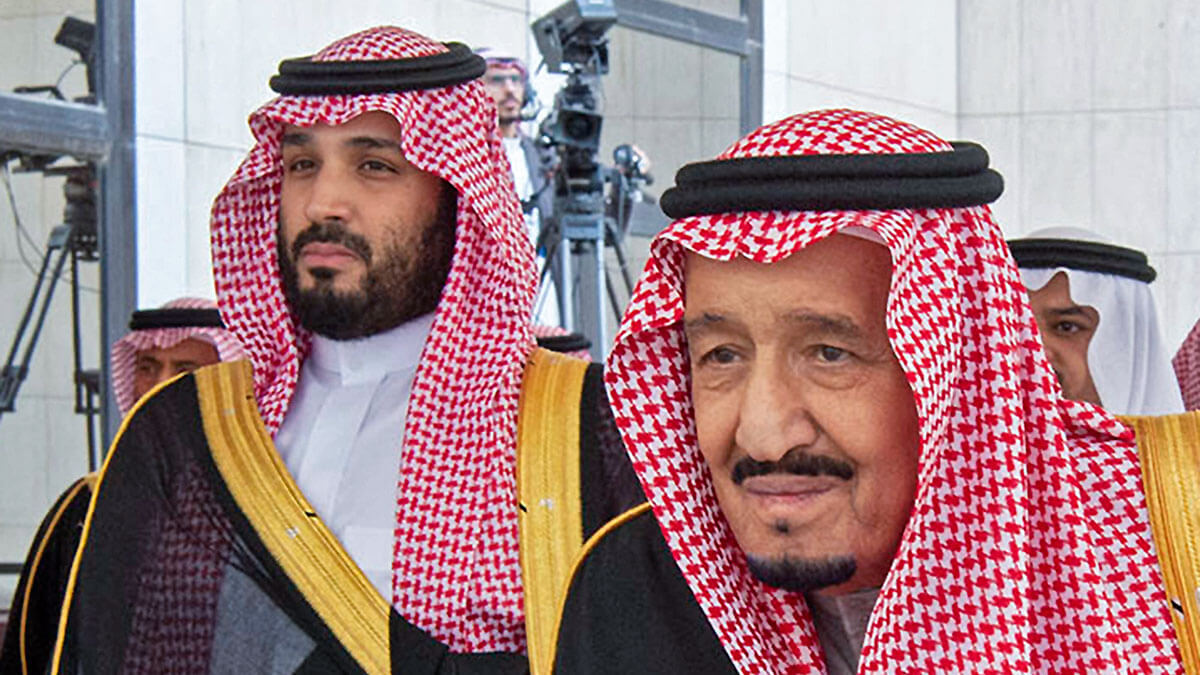 El rey de Arabia Saudí, Salman bin Abdulaziz (der.), llegando con el príncipe heredero Mohammed bin Salman - PHOTO/ PALACIO REAL SAUDÍ / BANDAR AL-JALOUD