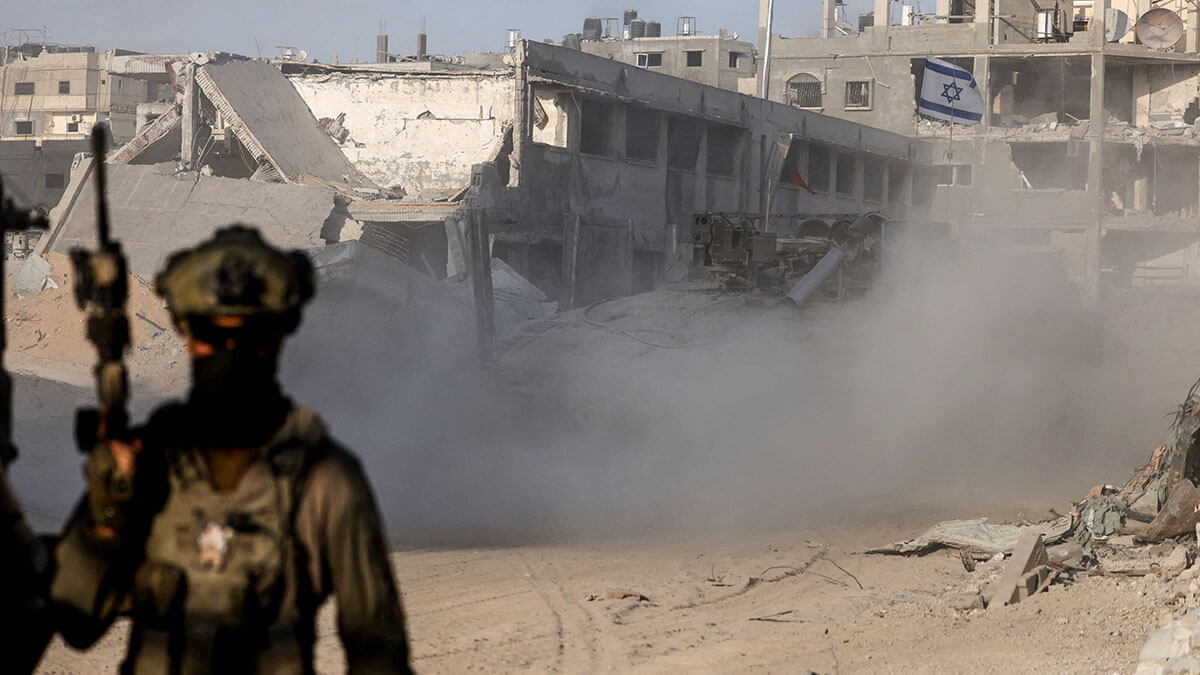 <p>Un soldado israelí hace guardia mientras se ven edificios dañados al fondo, en medio de la operación terrestre en curso del Ejército israelí contra el grupo islamista palestino Hamás, en la Franja de Gaza, el 13 de septiembre de 2024 - REUTERS/AMIR COHEN </p>
