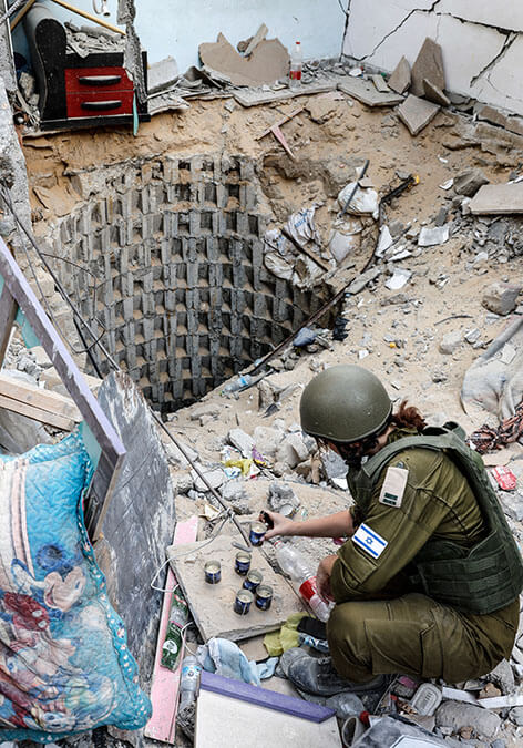 <p>Un soldado israelí coloca velas encendidas en la entrada del túnel donde las fuerzas israelíes recuperaron los cuerpos de seis rehenes israelíes asesinados por Hamás a principios de este mes, en medio de la operación terrestre en curso del Ejército israelí contra el grupo islamista palestino Hamás, en la Franja de Gaza, el 13 de septiembre de 2024 - REUTERS/AMIR COHEN </p>