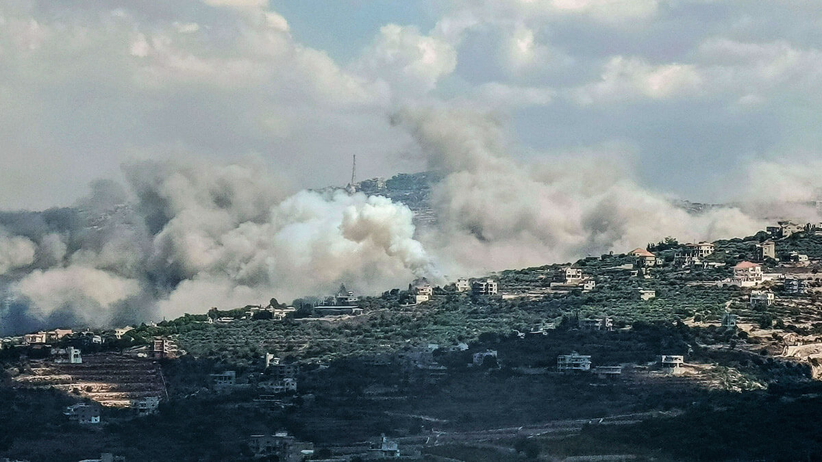 <p>Ataques aéreos israelíes en la aldea libanesa de Jibal el Botm, cerca de la frontera entre Líbano e Israel, el 23 de septiembre de 2024 - AFP/KAWNAT HAJU </p>
