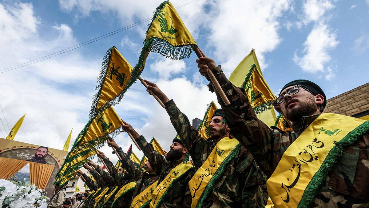 <p>Miembros de Hezbolá asisten al funeral de Ali Mohamed Chalbi, miembro de Hezbolá, tras la detonación de radios portátiles y buscapersonas utilizados por Hezbolá en todo el Líbano, en Kfar Melki, Líbano, 19 de septiembre de 2024 - REUTERS/AZIZ TAHER </p>