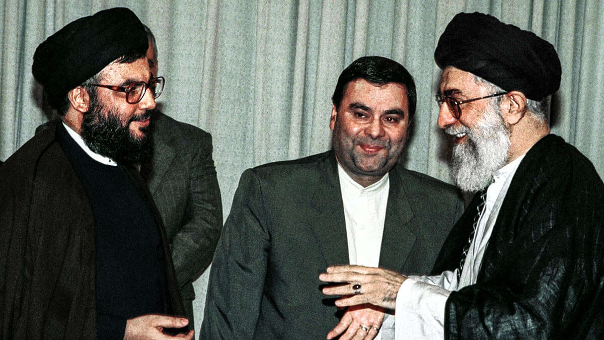 <p>Fotografía de archivo, el líder supremo de Irán, el ayatolá Ali Jamenei, recibe al secretario general de Hezbolá, el jeque Hassan Nasrallah (izq.), en su despacho de Teherán, el 4 de julio de 2000 - AFP/ATTA KENARE </p>