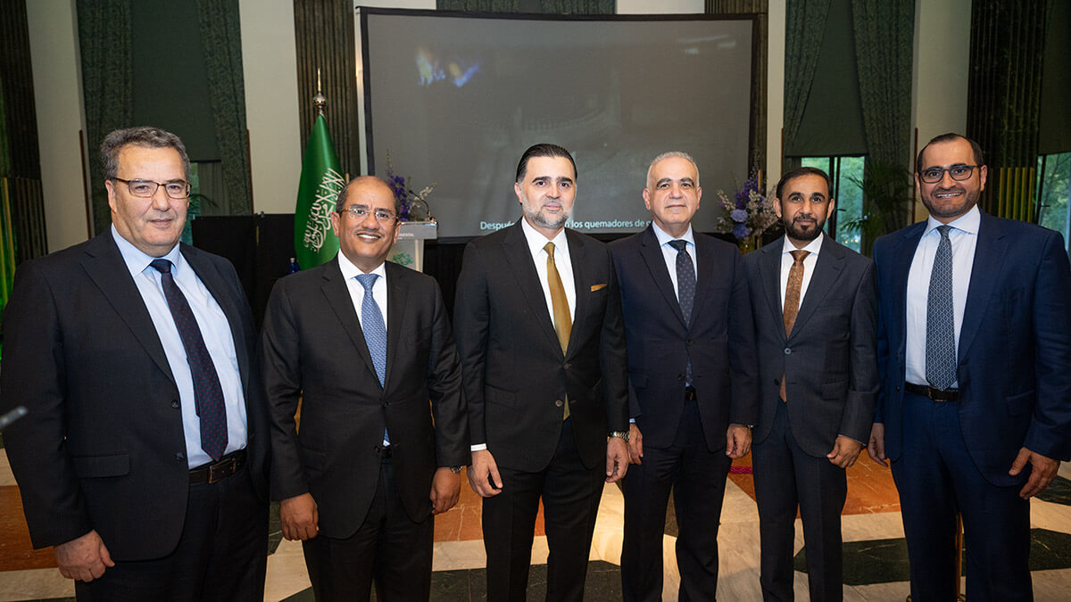 Embajadores de diversos países árabes asistentes a la celebración del 94º aniversario de la fundación del Reino de Arabia Saudí