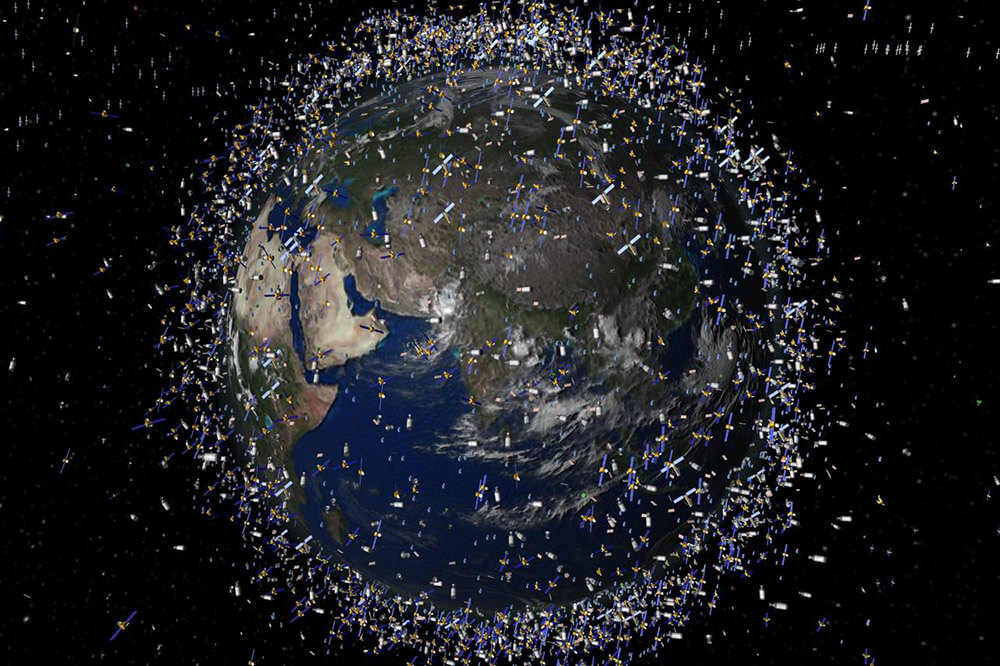 En los casi 70 años de la era espacial han reentrado y se han quemado en la atmósfera unos 10.000 satélites y etapas o trozos de cohetes. En imagen, una representación no a escala de la órbita baja de la Tierra - PHOTO/ESA