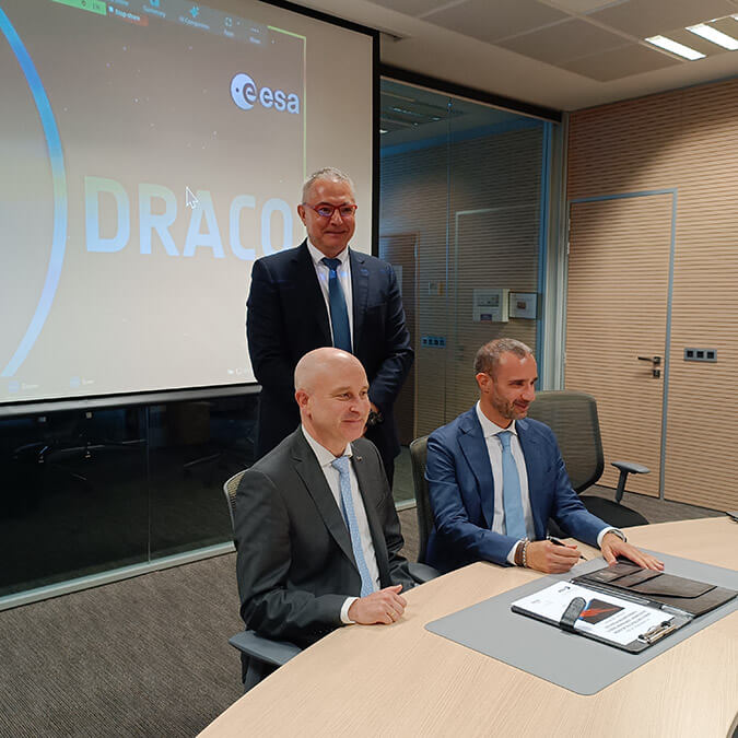 Holger Krag (ESA) y Simone Centuori (Deimos) suscribieron en la sede de la compañía española en Puertollano el contrato por valor de 3 millones de euros que da inicio a la fase de desarrollo del satélite - PHOTO/JPons