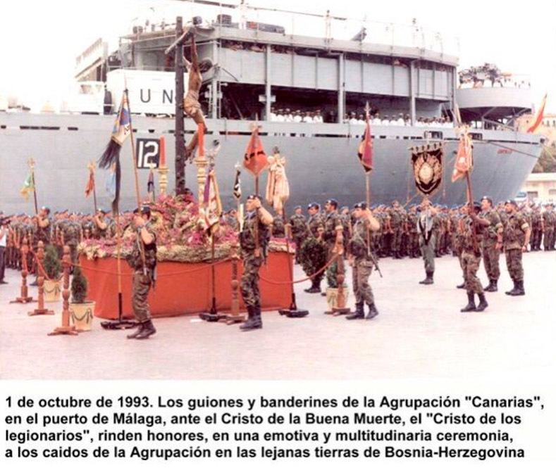 1 de octubre de 1993. Los guiones y banderines de la Agrupación "Canarias", en el puerto de Málaga, ante el Cristo de la Buena Muerte, el "Cristo de los legionarios", rinden honores, en una emotiva y multitudinaria ceremonia, a los caídos de la Agrupación en las lejanas tierras de Bosnia-Herzegovina