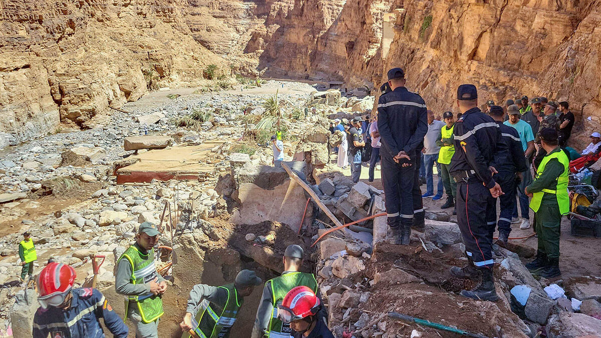 Miembros de las Fuerzas Auxiliares de Marruecos y de Protección Civil buscan a personas desaparecidas entre los escombros en una zona devastada por las inundaciones de Tamanart en la provincia de Tata - AFP/MHAND OUBARKA