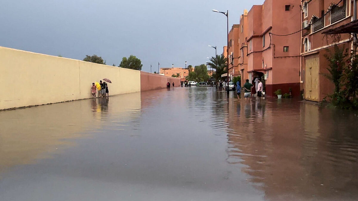 Cuando tormentas eléctricas azotaron el árido sur de Marruecos, provocaron inundaciones mortales, pero también brindaron algo de alivio a los agricultores mientras el país lidia con su peor sequía en casi 40 años - AFP/ABDERAHIM ELBCIR