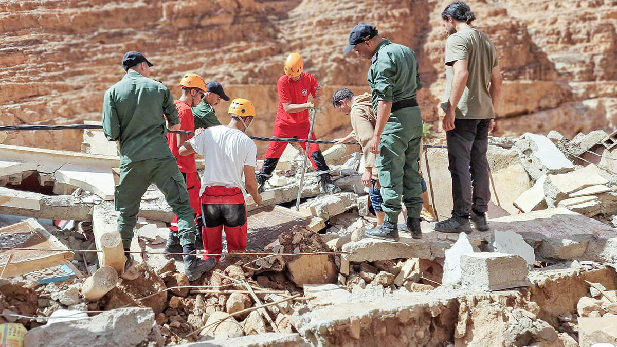Miembros de las Fuerzas Auxiliares de Marruecos y de Protección Civil buscan a personas desaparecidas entre los escombros en una zona devastada por las inundaciones de Tamanart, en la provincia de Tata - AFP/MHAND OUBARKA