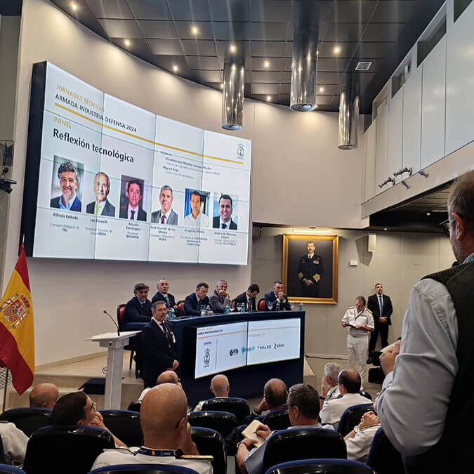 De izquierda a derecha, Alfredo Estirado (TRC), Lluis Furnells (Oesia), Ricardo Domínguez (Navantia), José Vicente de los Mozos (Indra), Ángel Escribano (Escribano EM&E) y José Luis Gilpérez (Telefónica) abrieron las Jornadas - PHOTO/JPons