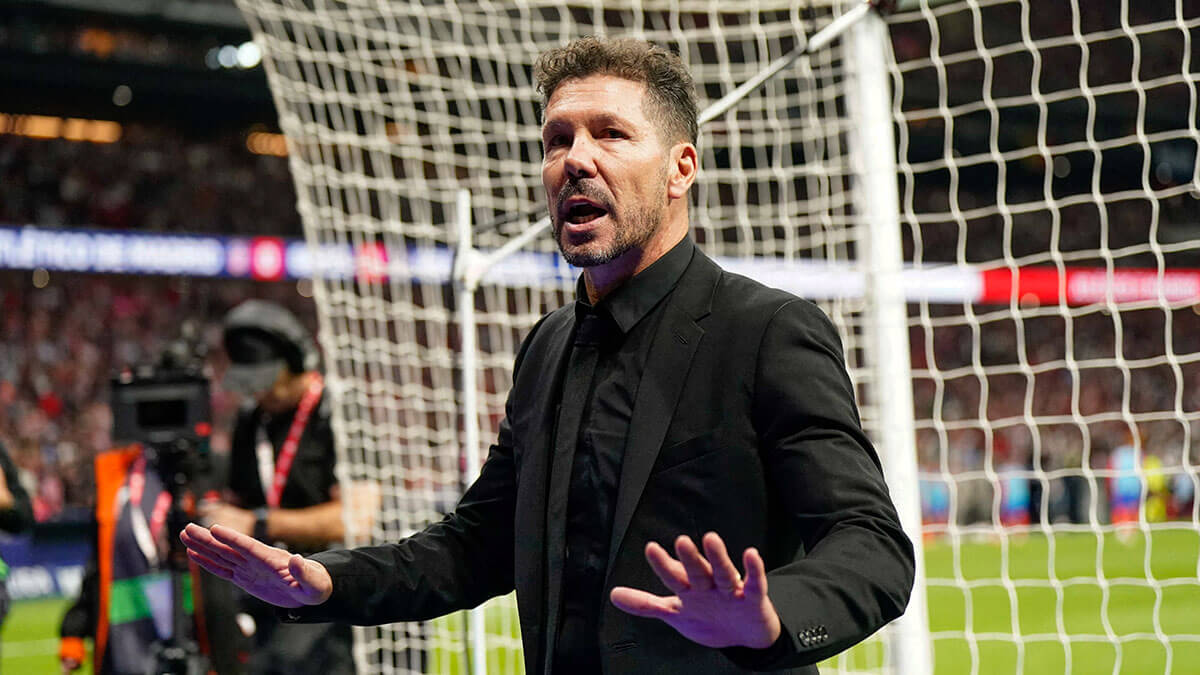 <p>El entrenador del Atlético de Madrid, Diego Simeone, habla con los aficionados del Atlético de Madrid mientras el juego se detiene - REUTERS/ANA BELTRAN </p>