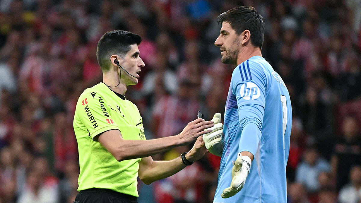 <p>El árbitro español Mateo Busquets habla con el portero belga del Real Madrid Thibaut Courtois - AFP/JAVIER SORIANO </p>