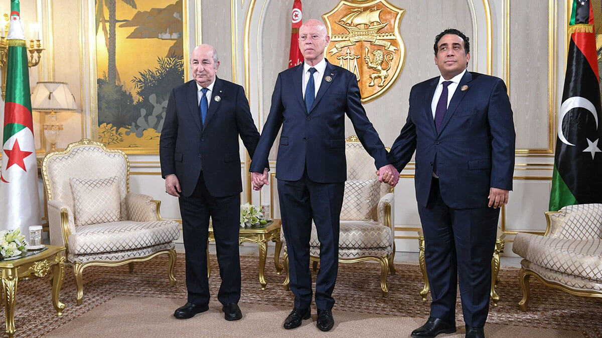 El Presidente de Argelia, Abdelmadjid Tebboune (I) y el Presidente del Consejo Presidencial Libio con sede en Trípoli, Mohamed al-Menfi, en Túnez el 22 de abril de 2024 - PHOTO/ SERVICIO DE PRENSA DE LA PRESIDENCIA DE TÚNEZ