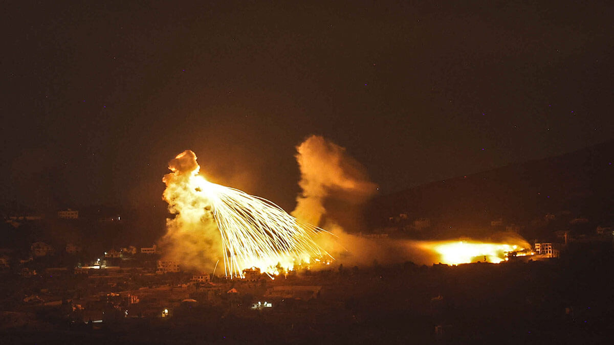 Un funcionario de seguridad libanés dijo que Israel había llevado a cabo al menos seis ataques en el sur de Beirut en la noche del lunes al martes, después de que el ejército israelí pidiera a los residentes del bastión de Hezbolá que evacuaran - AFP/ JALAA MAREY