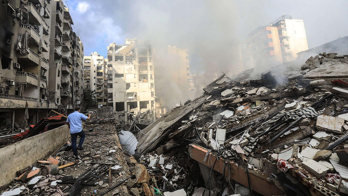 Escombros del edificio en el lugar de un ataque aéreo israelí nocturno en el barrio de Laylaki, en los suburbios del sur de Beirut, el 1 de octubre de 2024 - PHOTO/ AFP