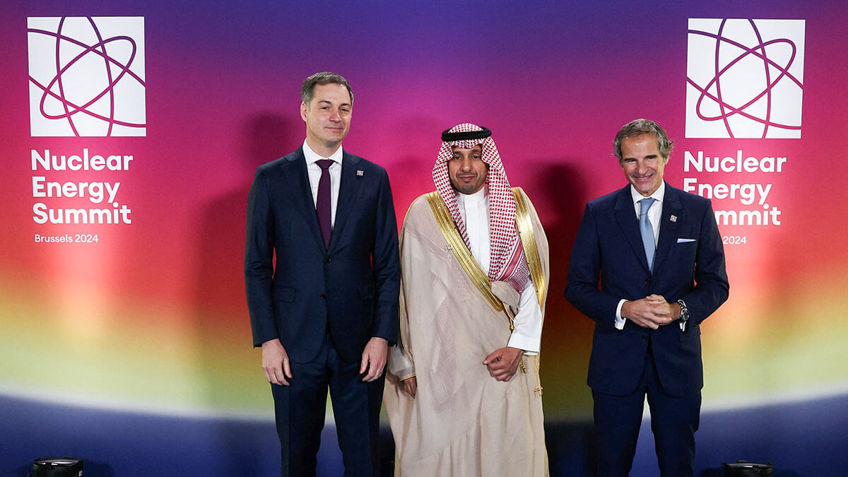El primer ministro de Bélgica, Alexander De Croo; el director general del Organismo Internacional de la Energía Atómica (OIEA), Rafael Mariano Grossi; y el director ejecutivo de la Ciudad Rey Abdullah para la Energía Atómica y Renovable de Arabia Saudí, el Príncipe Mamdouh bin Saud bin Thunayan Al Saud, asisten a la Cumbre de Energía Nuclear del OIEA en Bruselas, Bélgica, el 21 de marzo de 2024 - REUTERS/ YVES HERMAN
