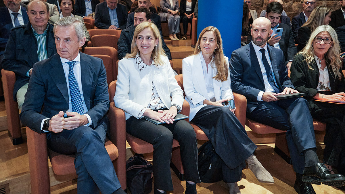De izquierda a derecha: Juan Pedro Badiola, director territorial Norte de CaixaBank, SAR Infanta Doña Cristina, directora del Área Internacional de la Fundación "la Caixa", Ariadna Bardolet, directora de Programas Internacionales de la Fundación "la Caixa", Lander Rubio, director comercial de Empresas de la dirección territorial Norte de CaixaBank, y Belén Lago, accionista del Grupo Oca - Obras Civiles del Atlántico - PHOTO/© Fundación "la Caixa"