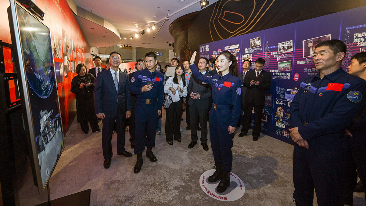 A sus 44 años, la coronel Wang Japing, piloto militar de aviones de transporte, es la segunda mujer china que ha volado al espacio y la primera en ejecutar actividades en el exterior de la estación espacial Tiangong - PHOTO/Hong Kong Gov