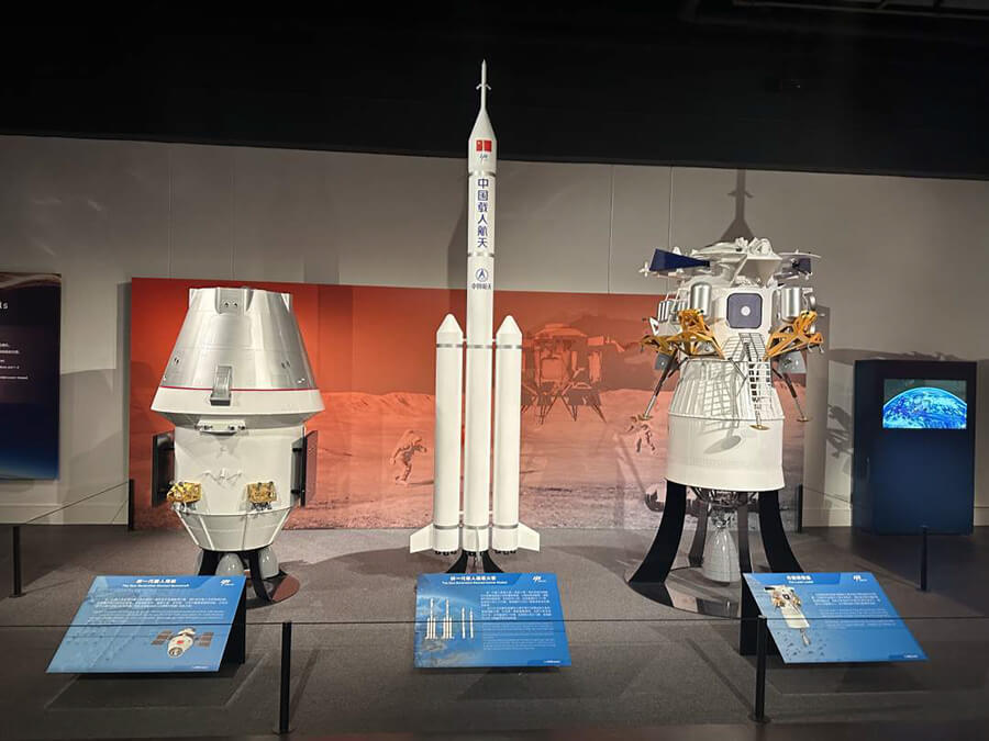 Las autoridades espaciales chinas ya han mostrado el diseño general del lanzador súper pesado Larga Marcha 10, la cápsula espacial de nueva generación Mengzhou (izquierda) y el módulo de superficie Lanyue - PHOTO/CASC
