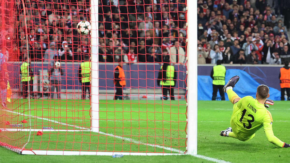 <p>El portero ucraniano del Real Madrid Andriy Lunin no logra detener un penalti lanzado por el delantero canadiense del Lille Jonathan David durante el partido de fútbol de la UEFA Champions League entre Lille LOSC y Real Madrid - AFP/FRANCOIS LO PRESTI </p>