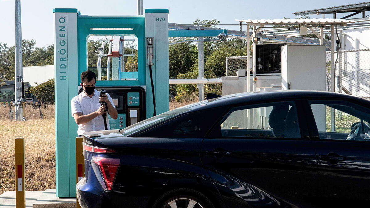 Un hombre llena el tanque de su automóvil con hidrógeno en una estación de la empresa Ad Astra Rocket en Guanacaste, Costa Rica - AFP/ EZEQUIEL BECERRA