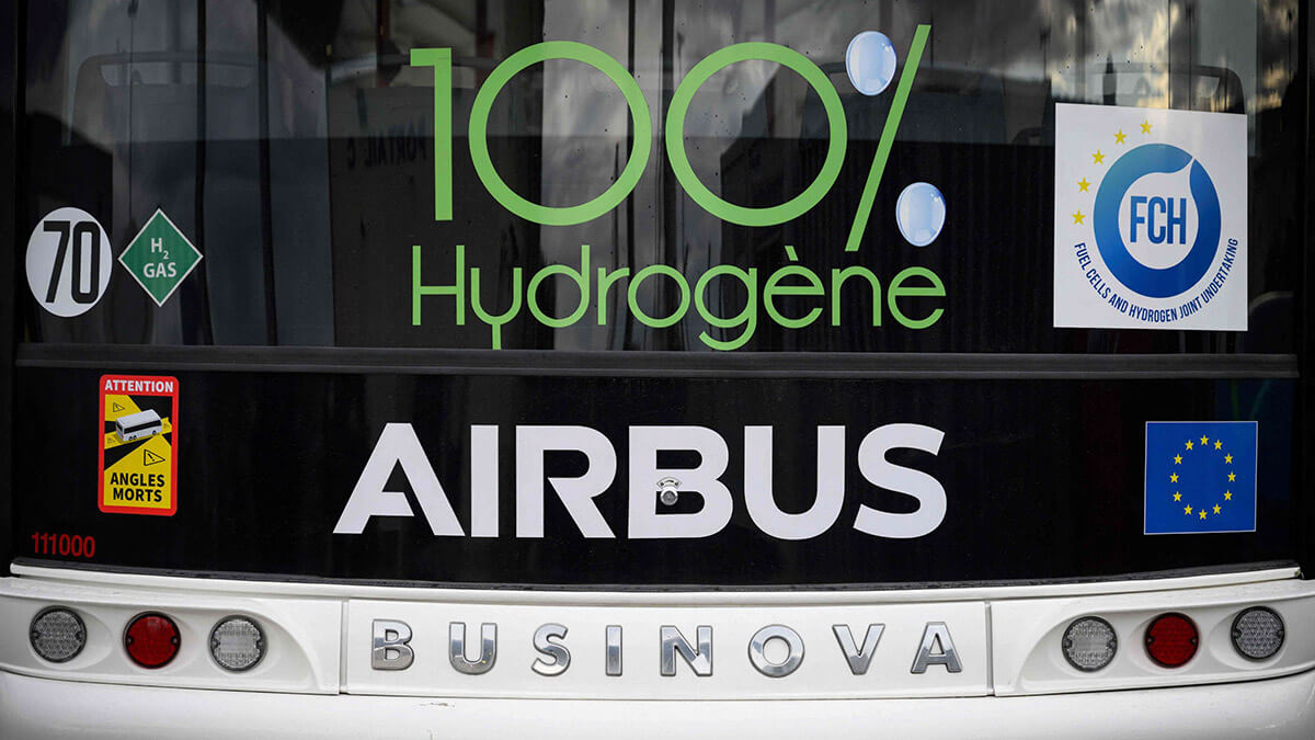 Bus à hydrogène lors de l'inauguration d'une station de production et de distribution d'hydrogène vert à l'aéroport de Toulouse-Blagnac, à Toulouse, dans le sud-ouest de la France, le 4 décembre 2023 - AFP/ LIONEL BONAVENTURE