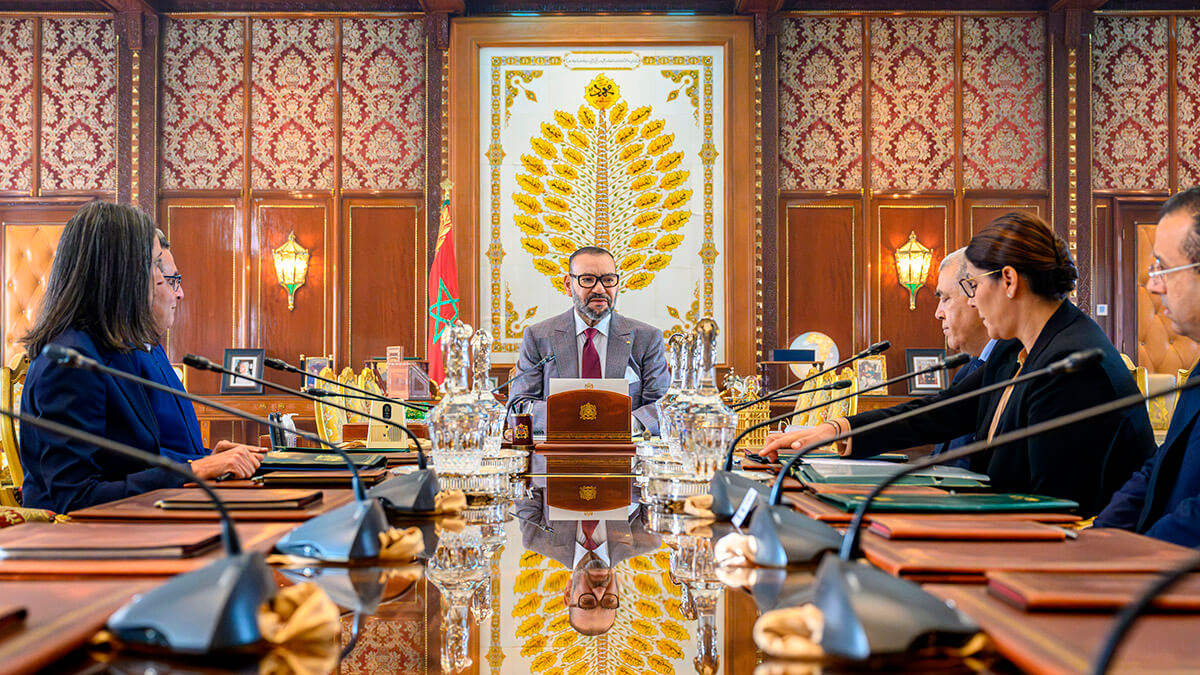 <p>El rey Mohamed VI preside una sesión de trabajo sobre el sector de la vivienda y el urbanismo en el Palacio Real de Rabat - PHOTO/MAP </p>