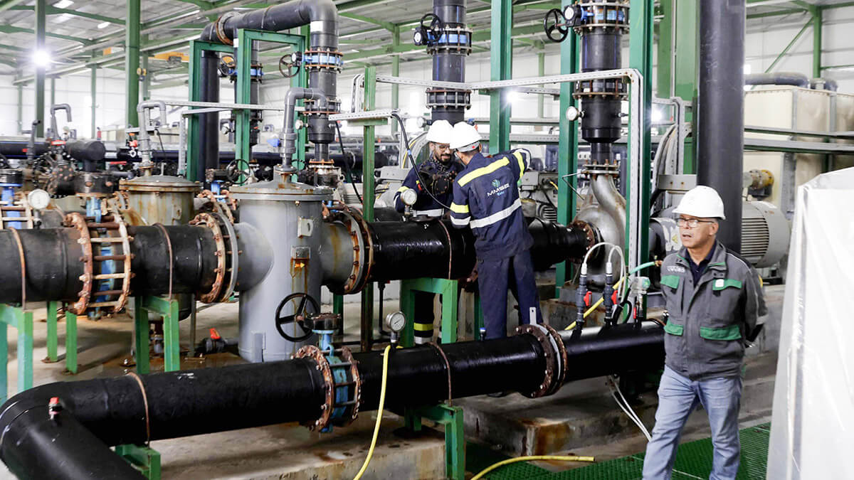 Técnicos revisan las tuberías que conectan el agua de mar a la planta desalinizadora OCP en la ciudad costera de Safi, Marruecos - PHOTO/ AFP