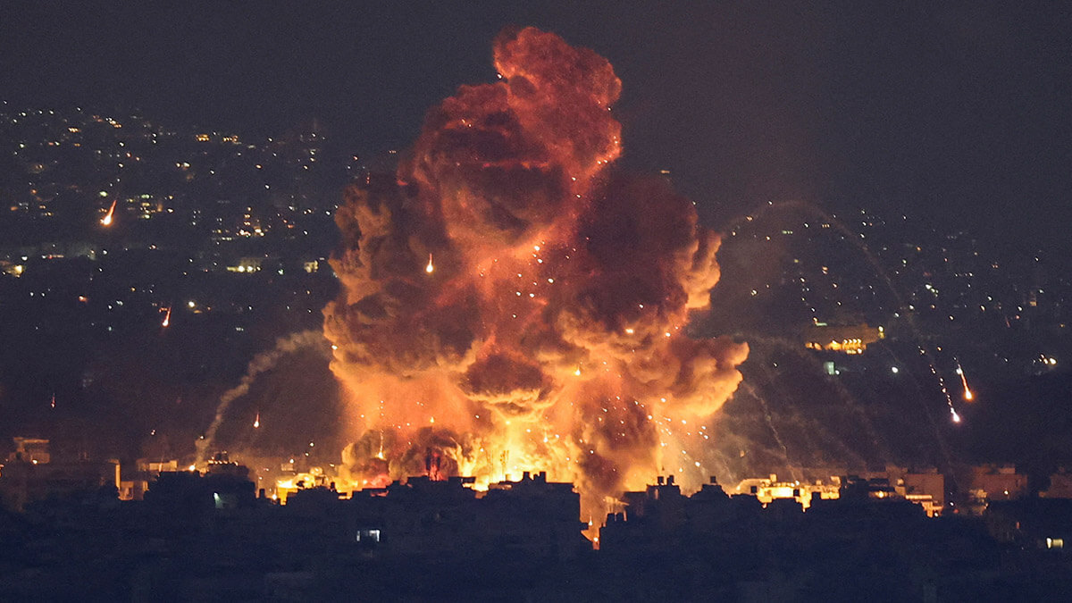 <p>El humo y las llamas se elevan en los suburbios del sur de Beirut, después de los ataques aéreos israelíes, en medio de las hostilidades en curso entre Hezbolá y las fuerzas israelíes, como se ve desde Sin El Fil, Líbano, el 6 de octubre de 2024 - REUTERS/ AMR ABDALLAH DALSH </p>