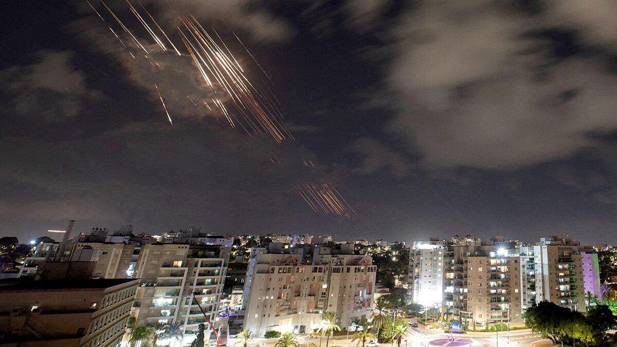 <p>El sistema antimisiles Cúpula de Hierro de Israel intercepta cohetes después de que Irán disparó una salva de misiles balísticos, como se ve desde Ashkelon, Israel, el 1 de octubre de 2024 - REUTERS/AMIR COHEN </p>