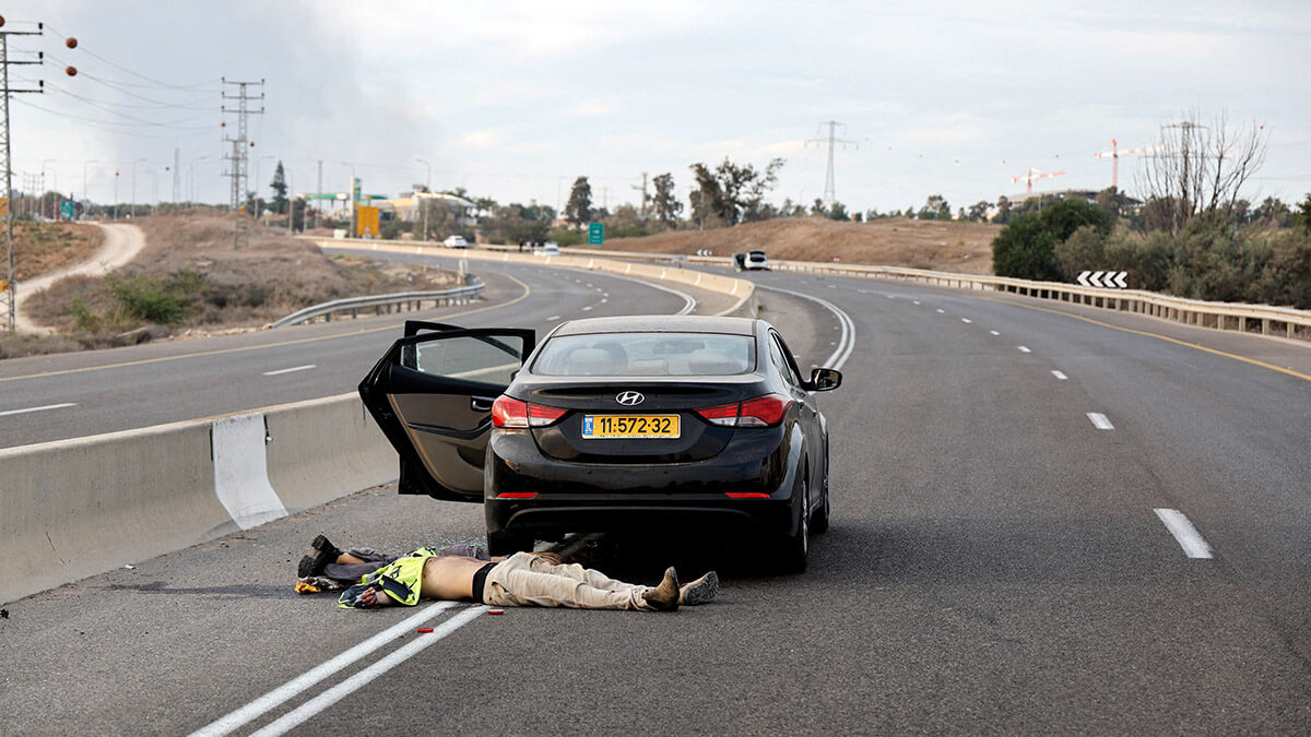 <p>Un hombre y una mujer yacen muertos en una carretera tras una mortal infiltración masiva por parte de hombres armados del grupo islamista palestino Hamás, en la zona de Sderot, en el sur de Israel, el 7 de octubre de 2023 - REUTERS/AMMAR AWAD </p>