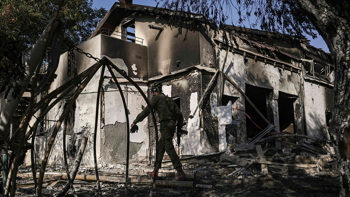 <p>Un soldado israelí patrulla cerca de una casa dañada dentro del kibutz Beeri, cerca de la frontera con la Franja de Gaza, el 25 de octubre de 2023, tras el ataque del 7 de octubre por parte de militantes palestinos de Hamás - AFP/ARIS MESSINIS </p>