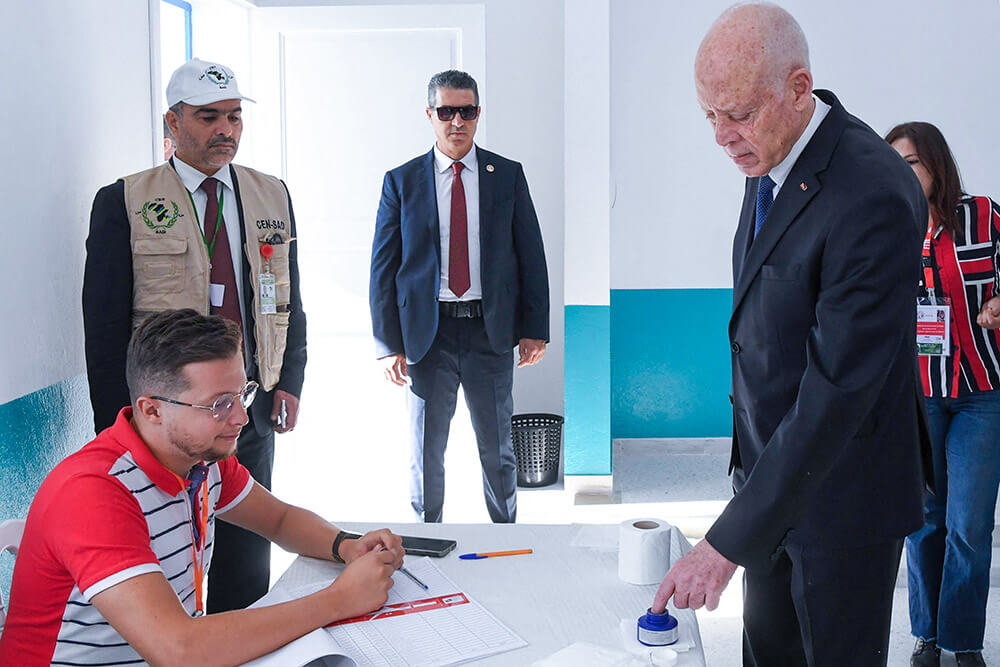 <p>Esta fotografía difundida por la Presidencia de Túnez muestra al presidente de Túnez, Kais Saied, mojando su dedo en tinta después de votar en un colegio electoral durante las elecciones presidenciales de 2024 en Túnez el 6 de octubre de 2024 - PHOTO/ SERVICIO DE PRENSA DE LA PRESIDENCIA DE TÚNEZ</p>