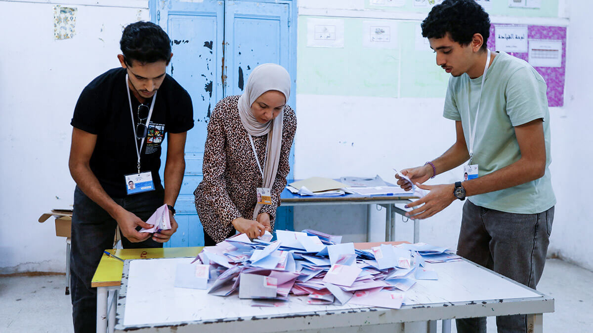 <p>Funcionarios electorales trabajan en un centro de votación durante las elecciones presidenciales en Túnez, Túnez, el 6 de octubre de 2024 - REUTERS/ZOUBEIR SOUSSIA</p>