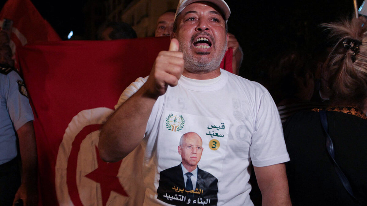 <p>Un partidario del presidente de Túnez celebra tras el anuncio de las primeras estimaciones a favor del presidente en ejercicio, en la avenida Habib Bourguiba en Túnez el 6 de octubre de 2024 - AFP/ YASSINE MAHJOUB</p>