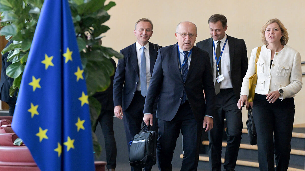 <p>Los comisarios europeos designados Andrius Kubilius, comisario de Defensa y Espacio, y Henna Virkkunen, vicepresidenta ejecutiva de Soberanía Tecnológica, Seguridad y Democracia, llegan a una reunión de la Junta de Comisarios en Bruselas, Bélgica, el 18 de septiembre de 2024 - AFP/JOHN THYS</p>
<p> </p>